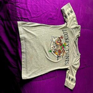 I’m selling a xs looney tones tees shirt it has white black and gray colors